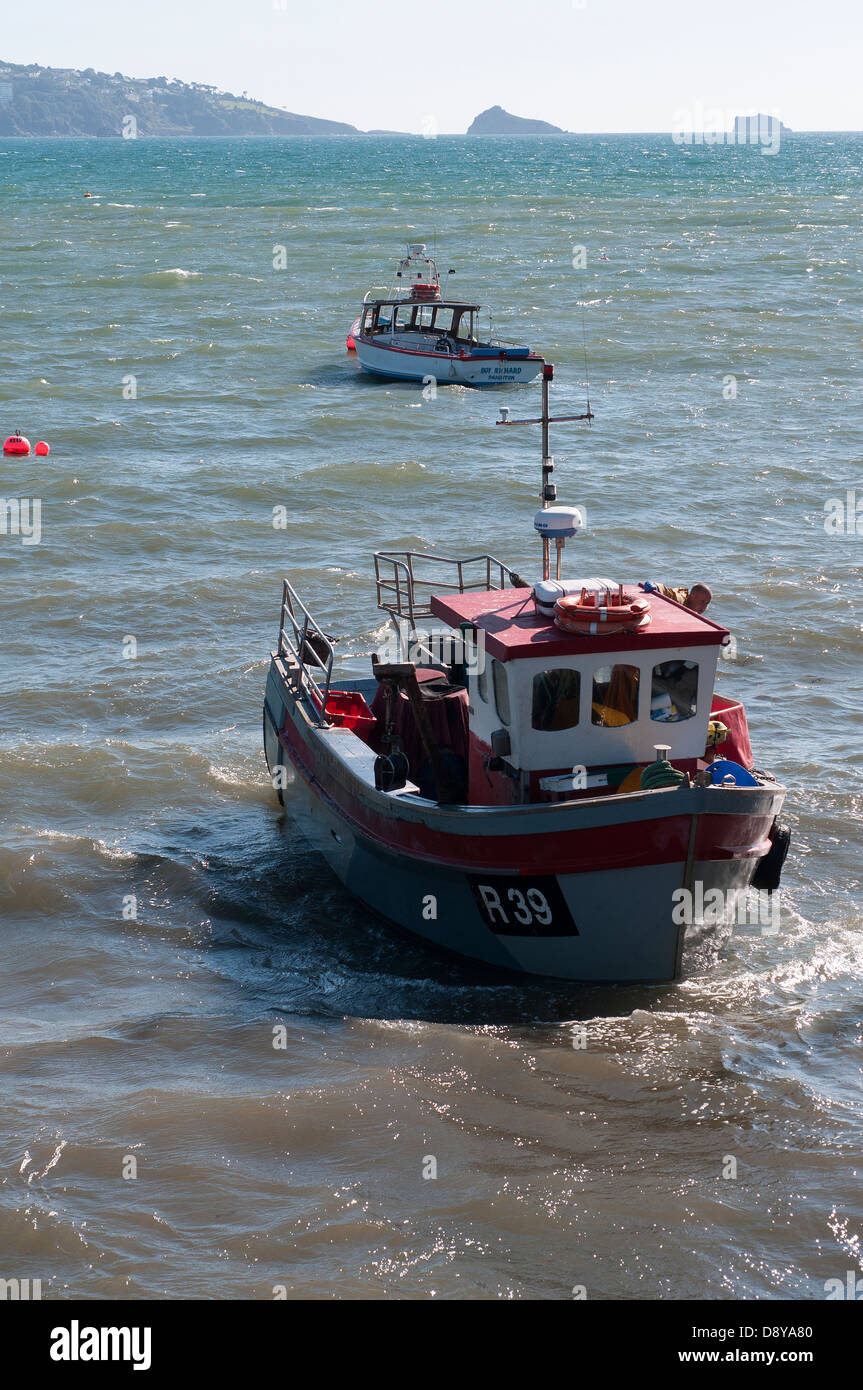Trawler R39 entre dans le port de Paignton, bateaux de pêche quitte le port de Paignton, voile, pêche, mer, bateau, chalutier, petite, de l'océan, bleu Banque D'Images