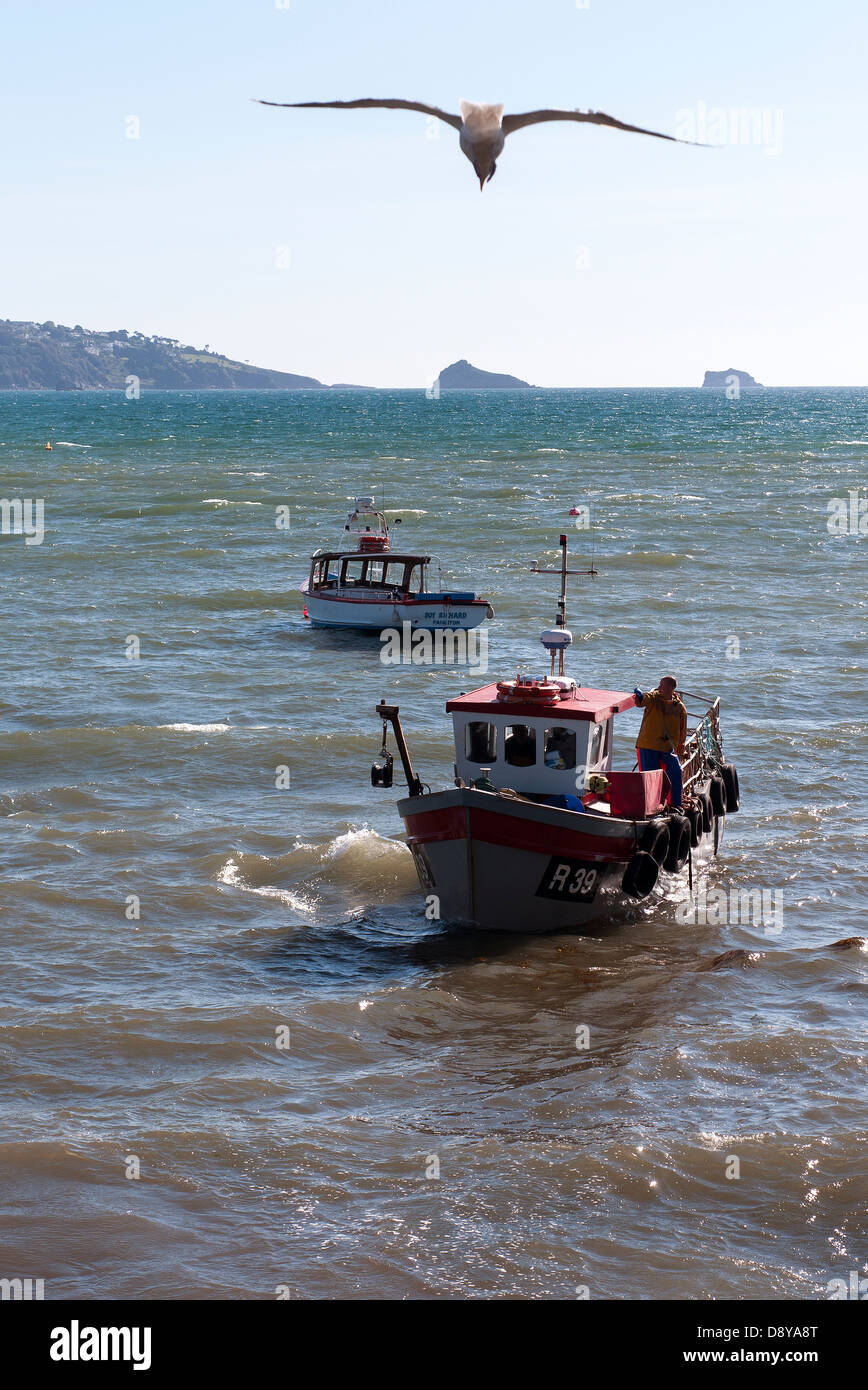 Trawler R39 entre dans le port de Paignton, bateaux de pêche du port de Paignton, voile, pêche, mer, bateau, chalutier, petite, de l'océan, bleu Banque D'Images