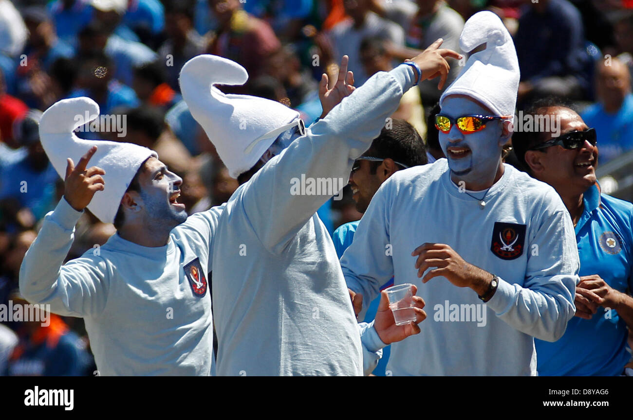 CARDIFF, WALES - Juin 06 : Indian fans déguisés en Schtroumpfs au cours de l'ICC Champions trophy international cricket match entre l'Inde et l'Afrique du Sud à Cardiff au Pays de Galles Stade le 06 juin 2013 à Cardiff, Pays de Galles. (Photo de Mitchell Gunn/ESPA) Banque D'Images