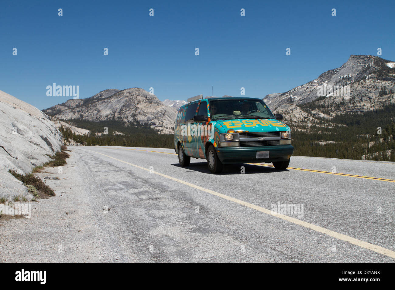 Une excursion de voyage location van sur le Tioga Pass à Olmsted Point in Yosemite National Park California USA Banque D'Images