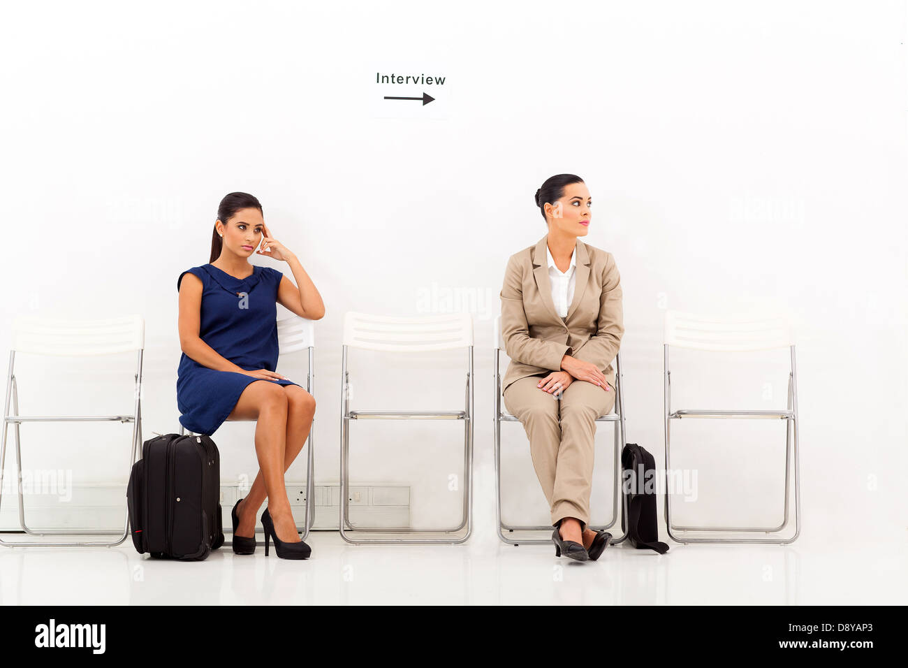 Deux belles femmes candidates en attente d'entrevue d'emploi Banque D'Images