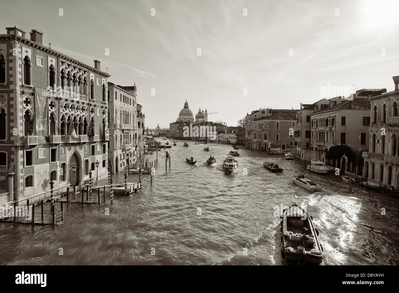 Vue sur Grand Canal prises de pont de l'Accademia, Venise Banque D'Images