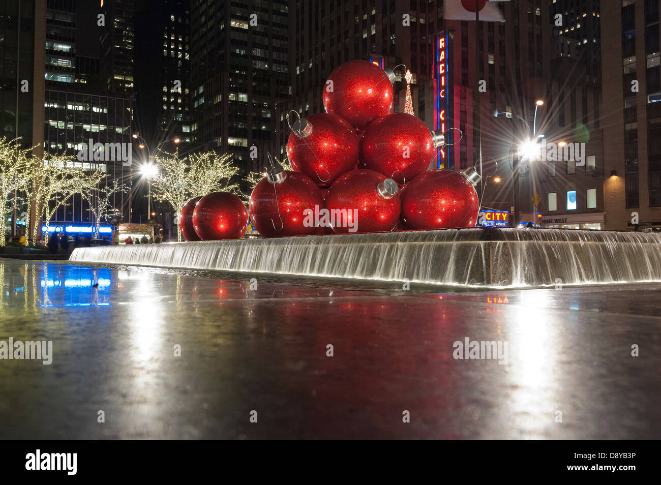 Boules de Noël en 6e Avenue, New York Banque D'Images