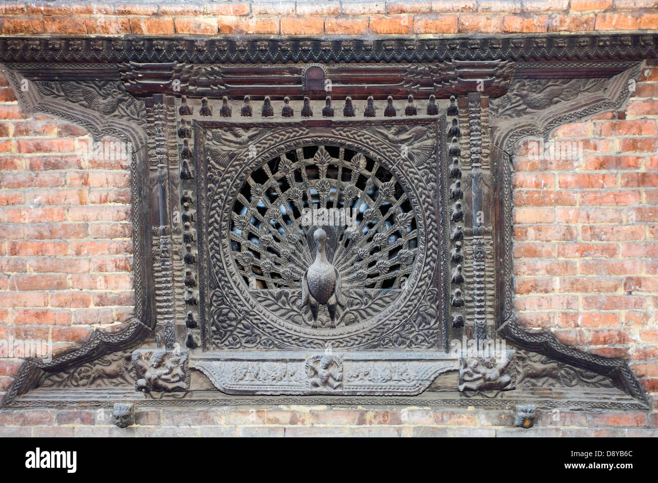 La célèbre Peacock Window dans les rues du vieux quartier. L'histoire de l'Asie Asian Bhadgaon népalais Historique Banque D'Images