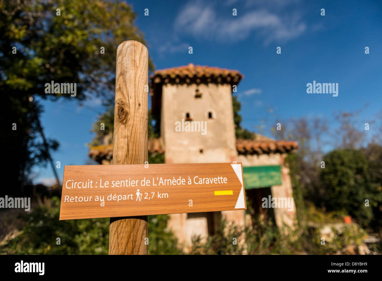 Panneau pour les marcheurs qui montre de distance, temps nécessaire, le niveau de difficulté et la couleur des marques à suivre, France Banque D'Images