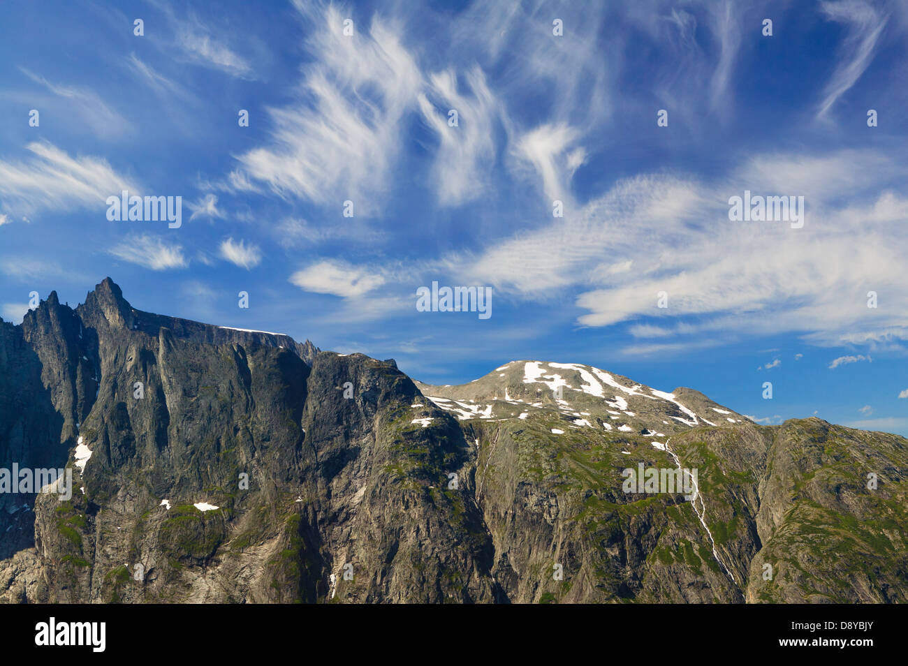 Nuages d'Arty au-dessus de la vallée de Romsdalen, Rauma kommune, Møre og Romsdal fylke, la Norvège. Banque D'Images