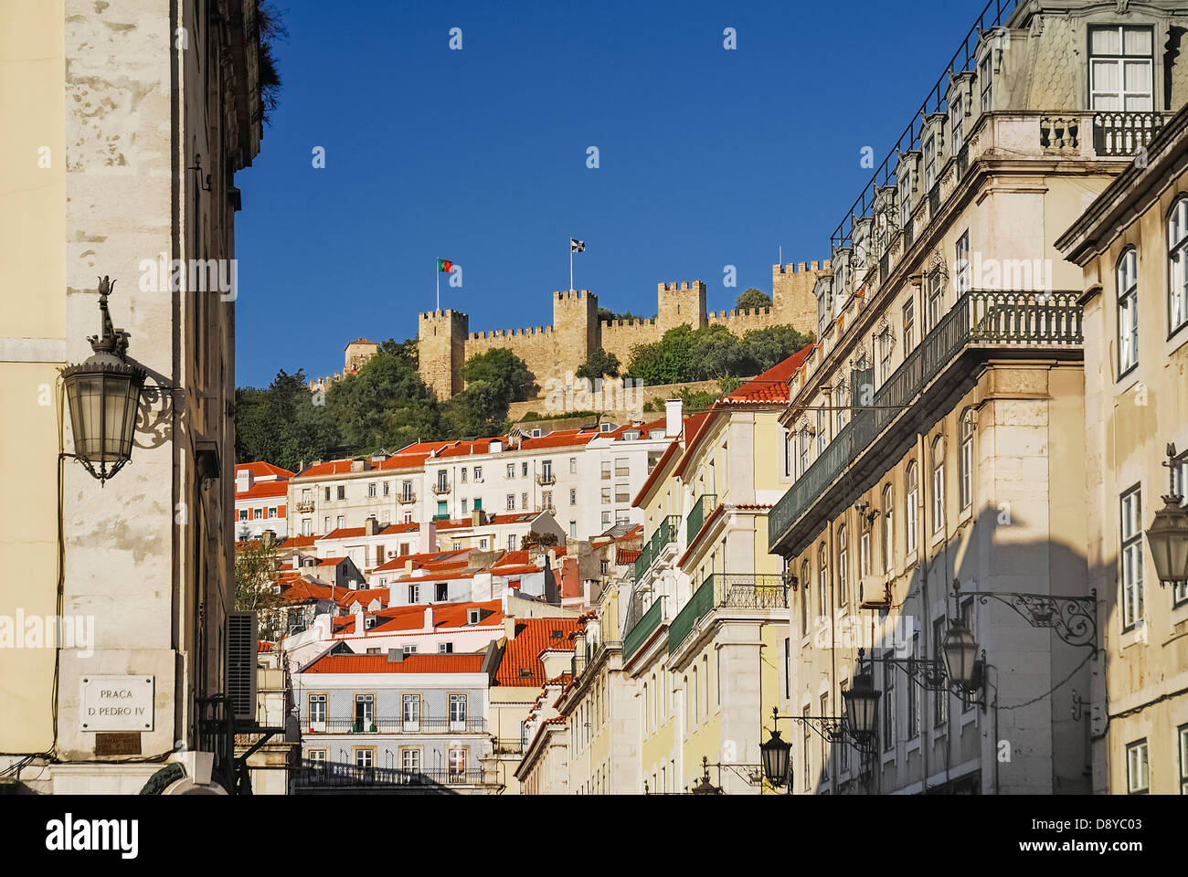 Le Portugal, Estremadura, Lisbonne, Praco n'Fiqueira avec château de Sao Jorge en arrière-plan sur le haut de la colline surplombant. Banque D'Images