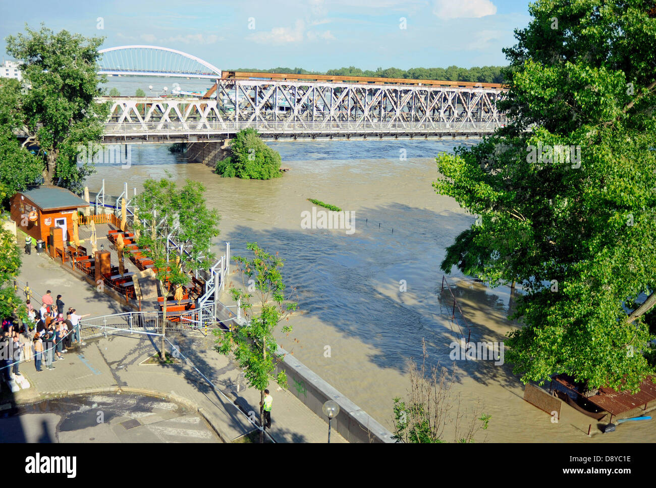 Bratislava, Slovaquie. 6 juin, 2013. Le niveau de l'enflure Danube dans la capitale slovaque Bratislava de battre le record de 2002, lorsque les inondations ont frappé dévastateur de l'Europe centrale. Le point culminant de la rivière a commencé cet après-midi, le 6 juin 2013, plus tôt que prévu, et il a atteint 10,34 mètres. Les gens ont été mis en garde contre les inondations le long du Danube en Slovaquie au cours des fortes pluies après laquelle les rivières en Autriche et l'Allemagne ont survolé leurs banques le week-end dernier. Un nouveau système anti-inondation a été introduit à Bratislava il y a deux ans. Des centaines de pompiers, policiers et soldats sont prêts à commencer à fighti Banque D'Images