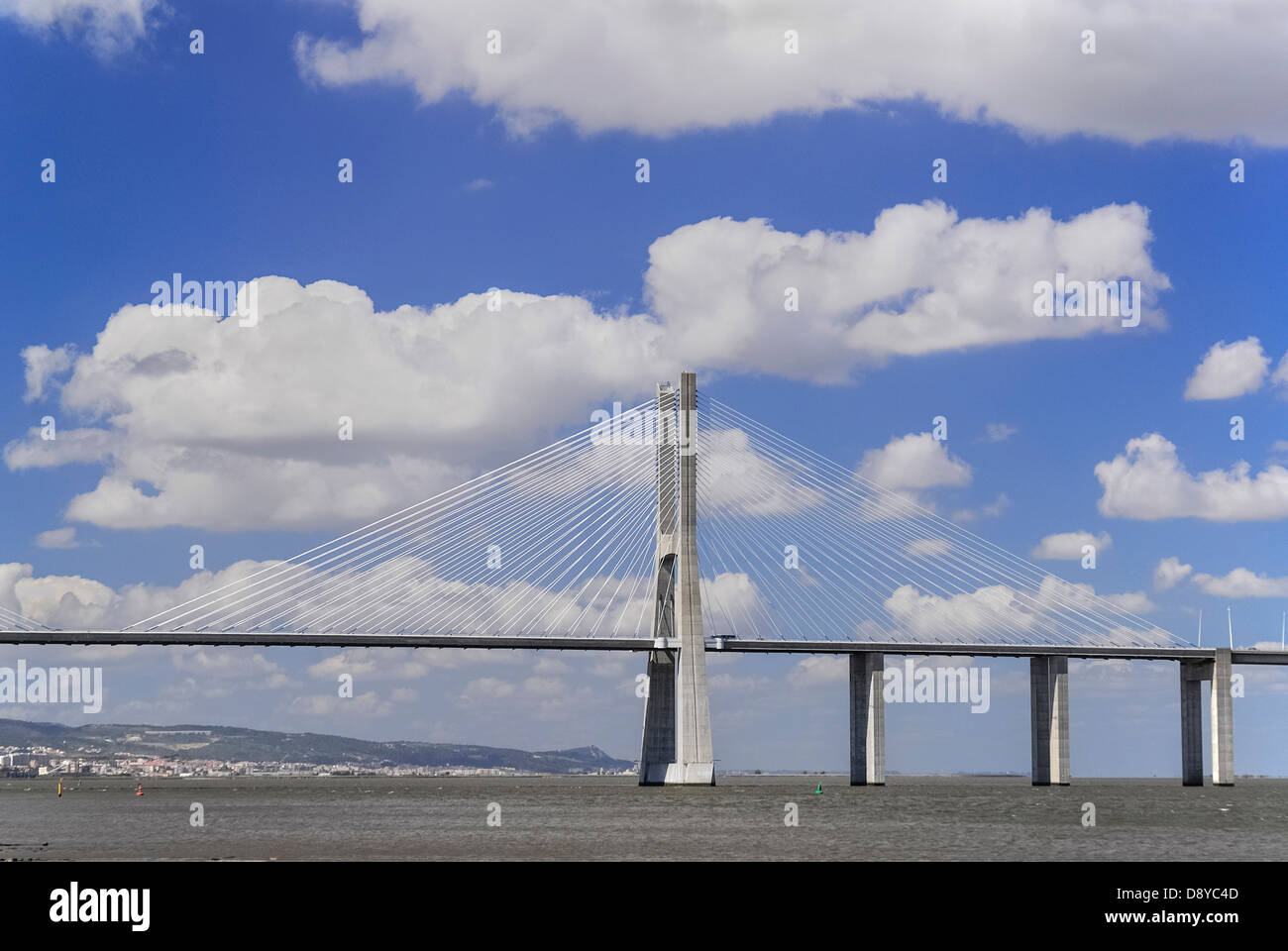 Le Portugal, Estremadura, Lisbonne, Vasco da Gama pont suspendu au-dessus de la rivière Tejo Tejo ou vu de parc das Nacoes. Banque D'Images