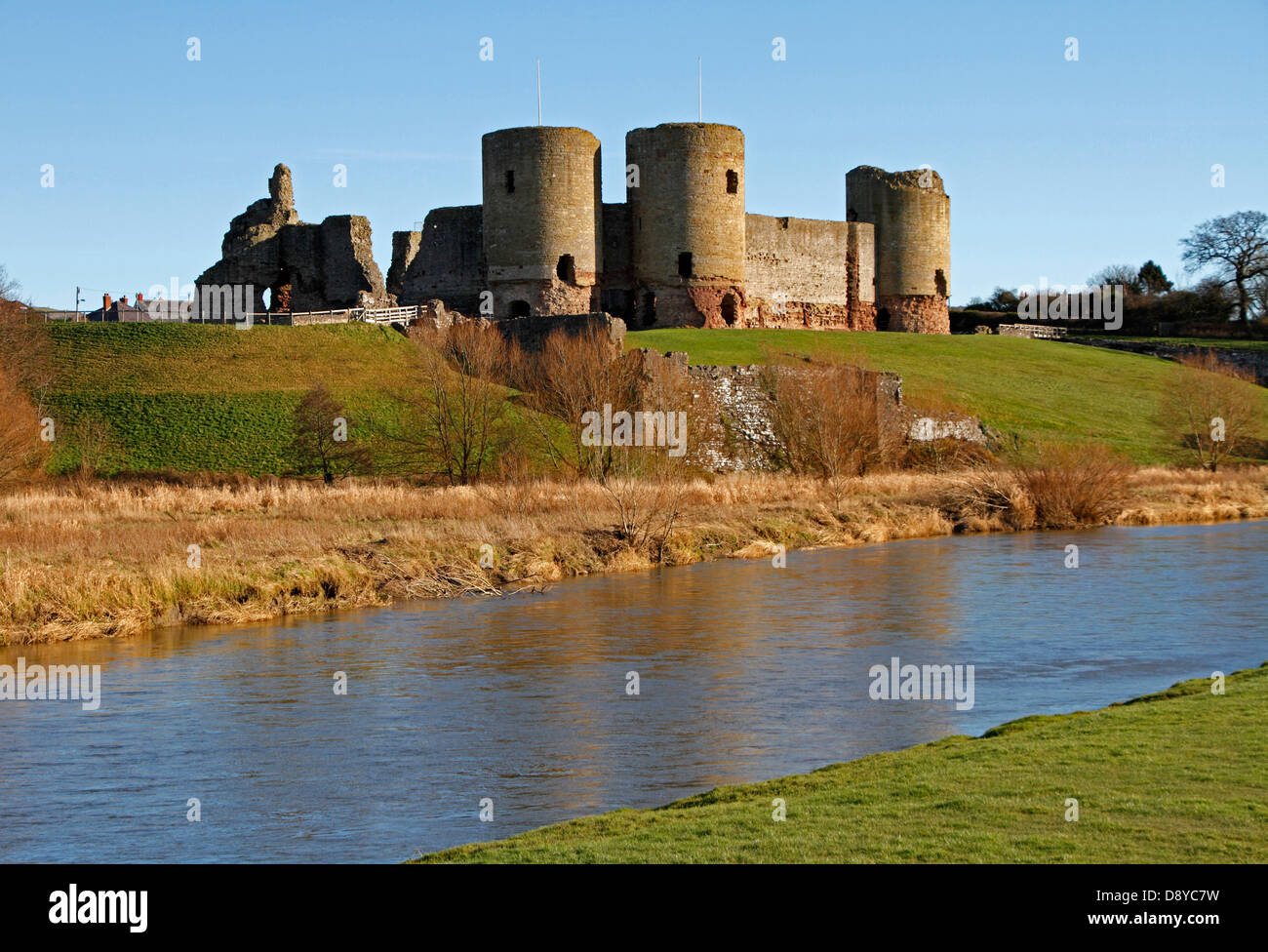 Denbighshire Wales Château Rhuddlan surplombant la rivière Clwyd construit en 1277 par le Roi Edouard 1 à la suite de la première guerre gallois. Banque D'Images