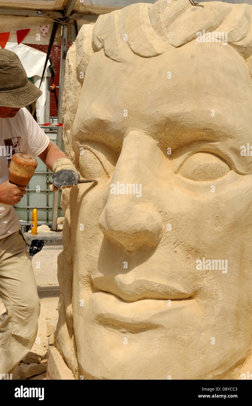 Festival de Bristol de 2013 en pierre, le 6 juin, au Royaume-Uni. L'artiste anglais, Ben Dearnley sculpture d'un visage "Le père de la bicyclette" dans un bloc de pierre de 5 tonnes au festival qui s'étend jusqu'au 9 juin dans le centre de Bristol Harbourside et comprend des artistes démontrant l'engin d'un certain nombre de pays. Banque D'Images