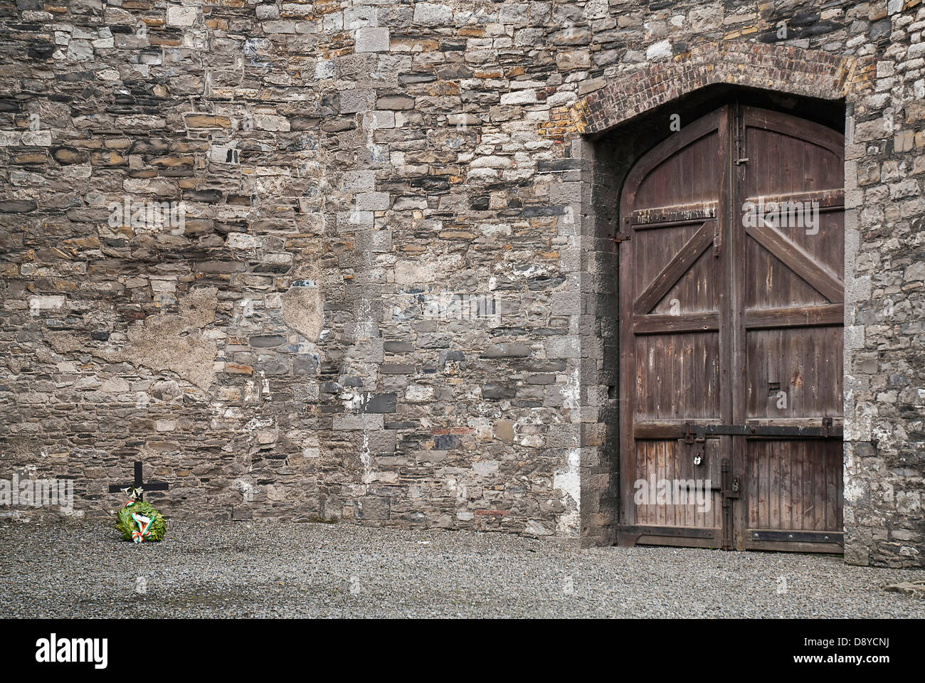 La prison de Kilmainham croix marquant le lieu d'exécution de James Connolly, l'un des rebelles irlandais dans le soulèvement de 1916 contre Banque D'Images