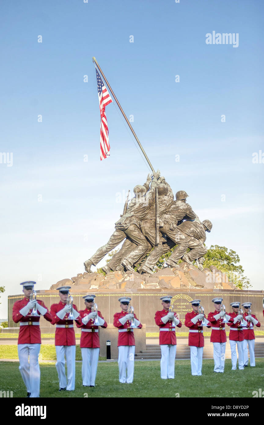 L'US Marine Corps de tambours et clairons effectuer au cours d'une Parade au coucher du soleil le Marine Corps War Memorial Le 4 juin 2013 à Arlington, VA. Banque D'Images
