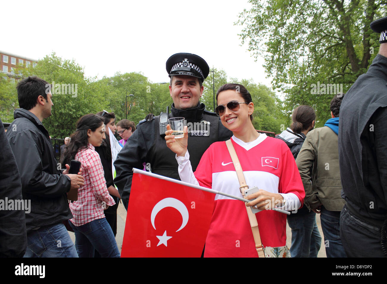 Les manifestants turcs posant avec un agent de police de Hyde Park Londres Banque D'Images