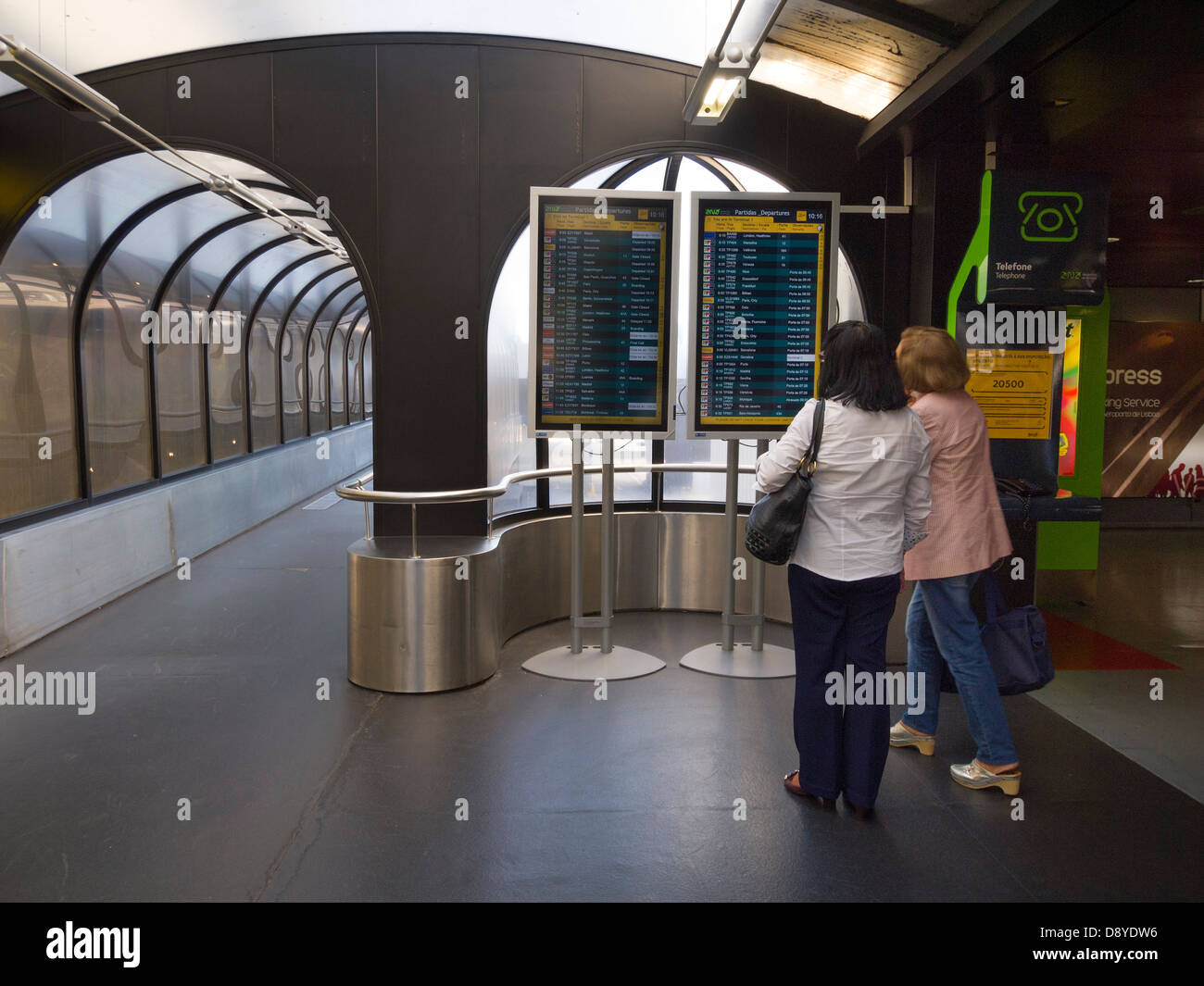 Les personnes à la recherche à l'horaire du vol à l'aéroport de Portela à Lisbonne, Portugal Banque D'Images