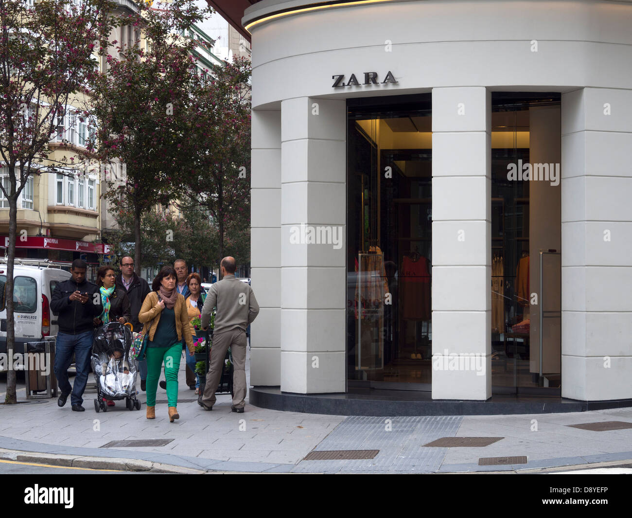 Bâtiment où la première boutique Zara dans le monde a ouvert ses portes en  1975, à La Corogne, Galice, Espagne, Europe Photo Stock - Alamy