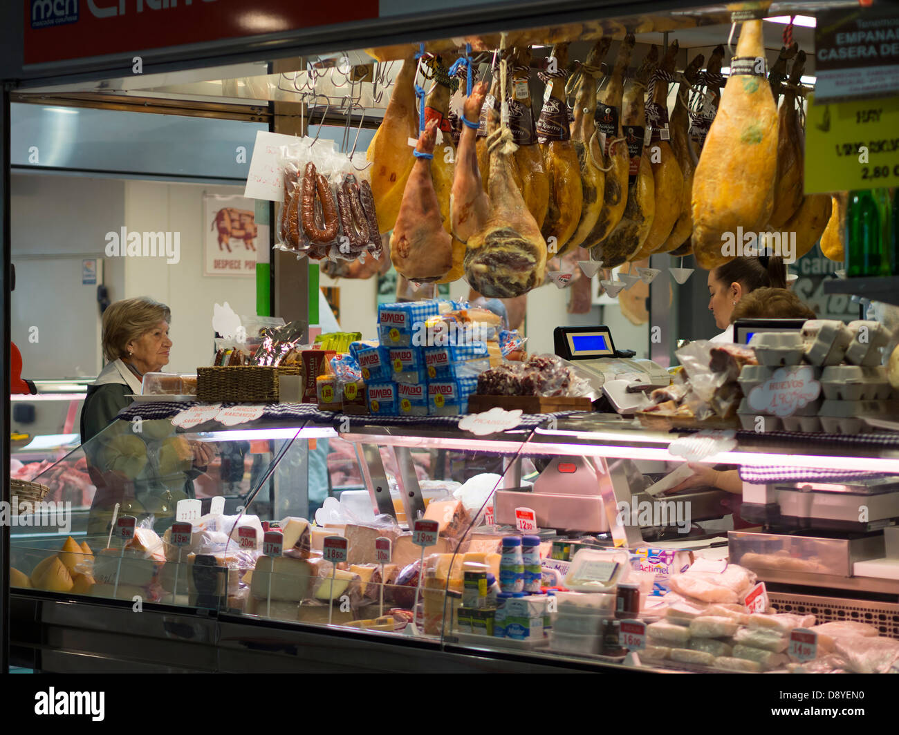 Boucherie dans le Mercado de la Plaza de Lugo marketplace, La Corogne, Galice, Espagne Banque D'Images
