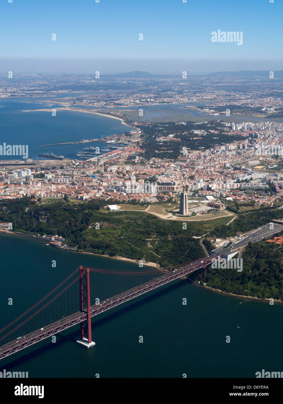 Vue aérienne du pont 25 de Abril sur la rivière Tejo entre Lisbonne et Almada, Portugal, Europe Banque D'Images