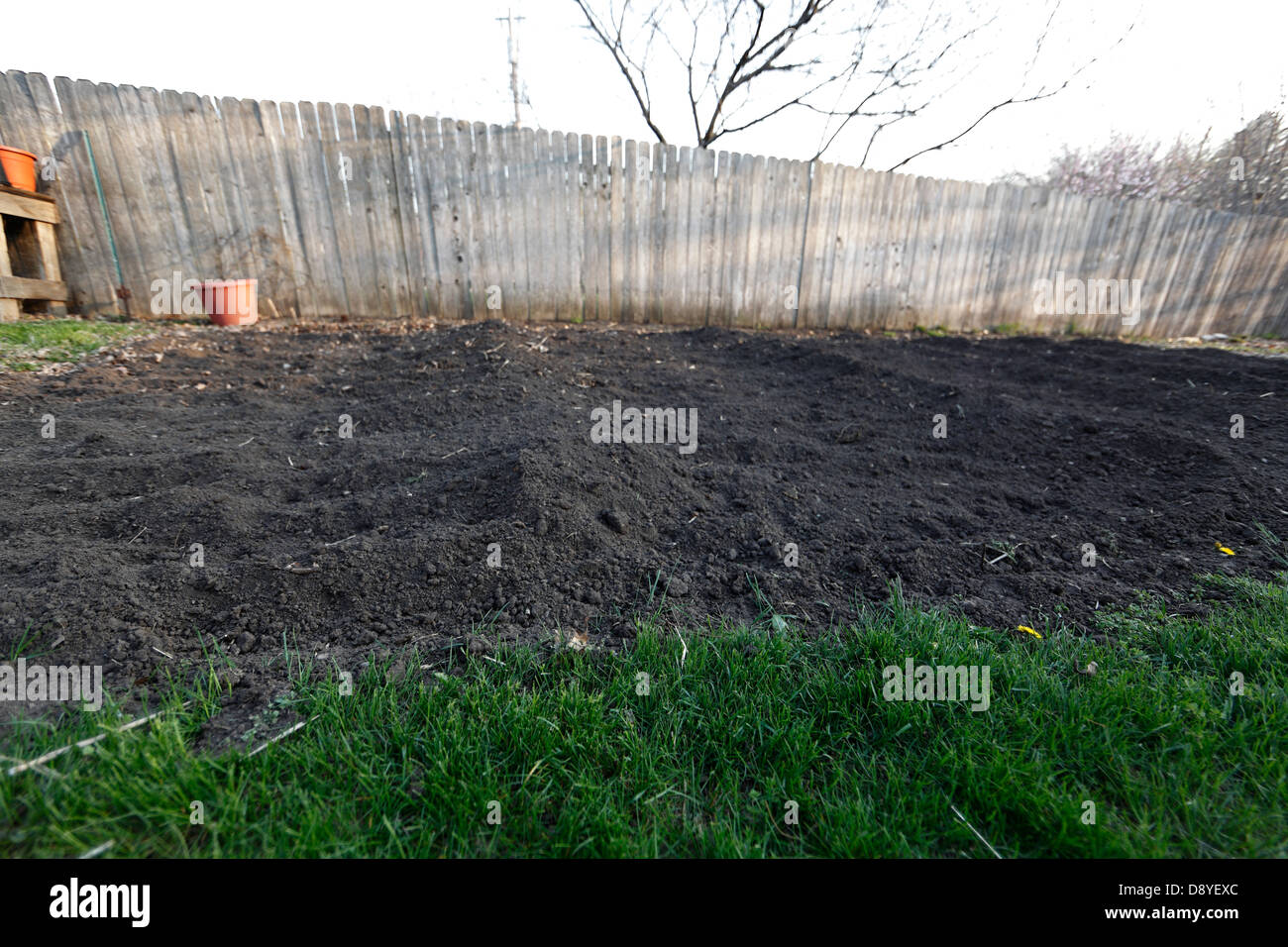 Parcelle de jardin vide à côté de clôture, montrant les légère de terrasses. Banque D'Images