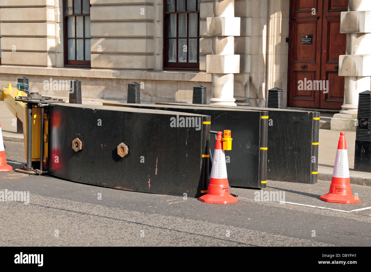 Un barrage routier temporaire/barrière sur Whitehall Place, Whitehall, Westminster, London, UK. Banque D'Images