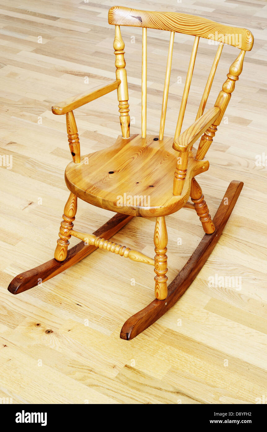 Vieux fauteuil à bascule en bois Banque de photographies et d'images à  haute résolution - Alamy