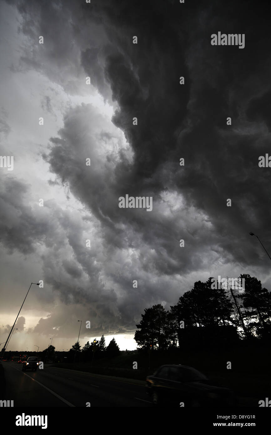 Intense, petit orage passant sur l'autoroute. Banque D'Images