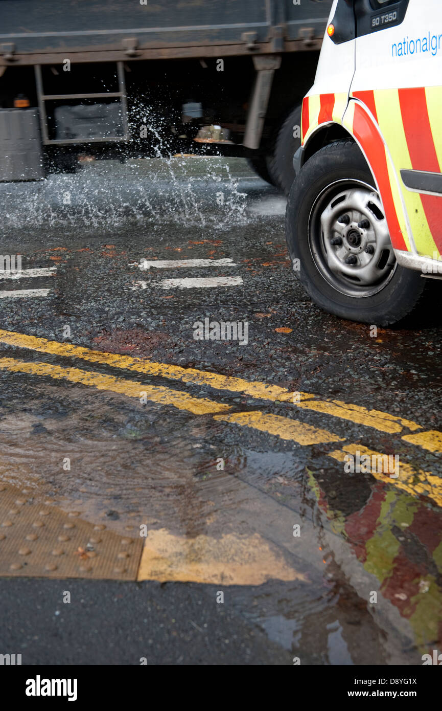 L'eau de la route principale de Burst inondé des déchets Banque D'Images