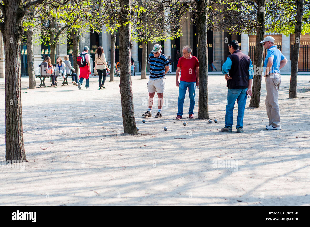 Un groupe d'hommes jouant pétanque dans le Jardin du Palais, Paris, France Banque D'Images