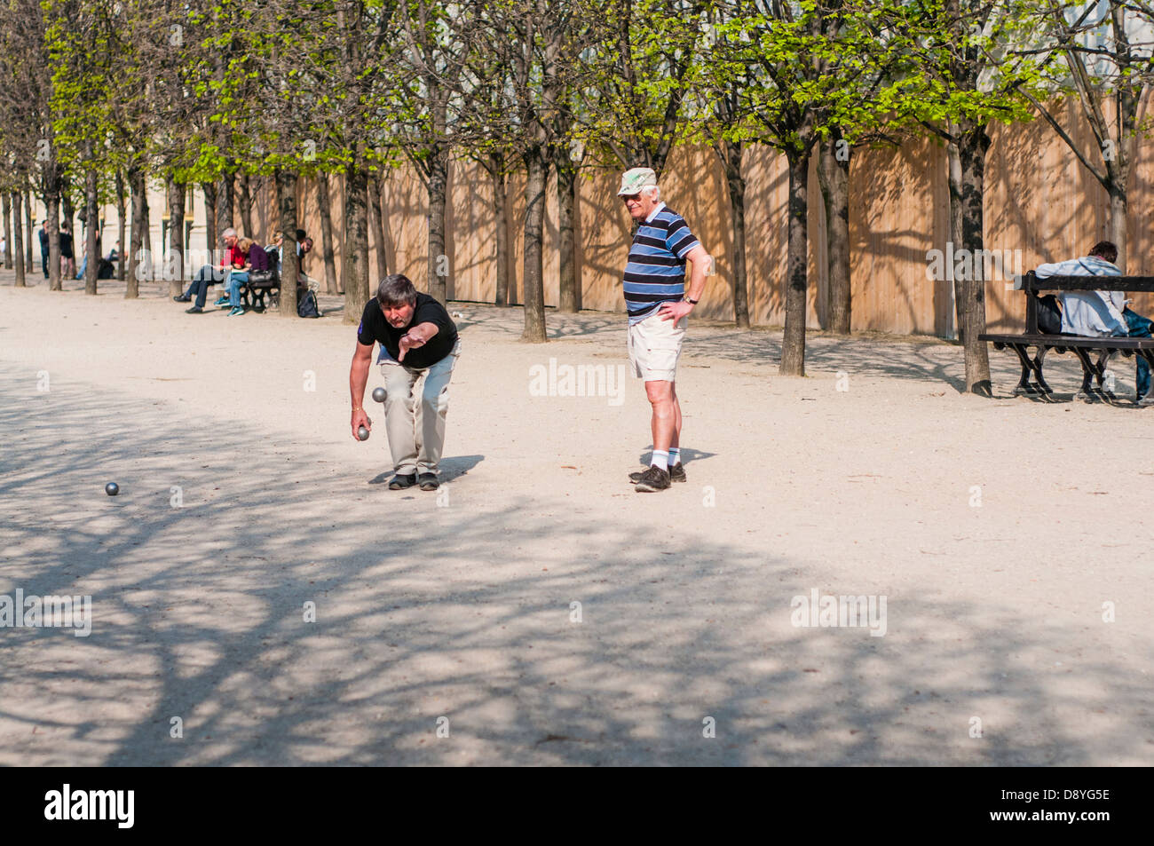 Un groupe d'hommes jouant pétanque dans le Jardin du Palais, Paris, France Banque D'Images