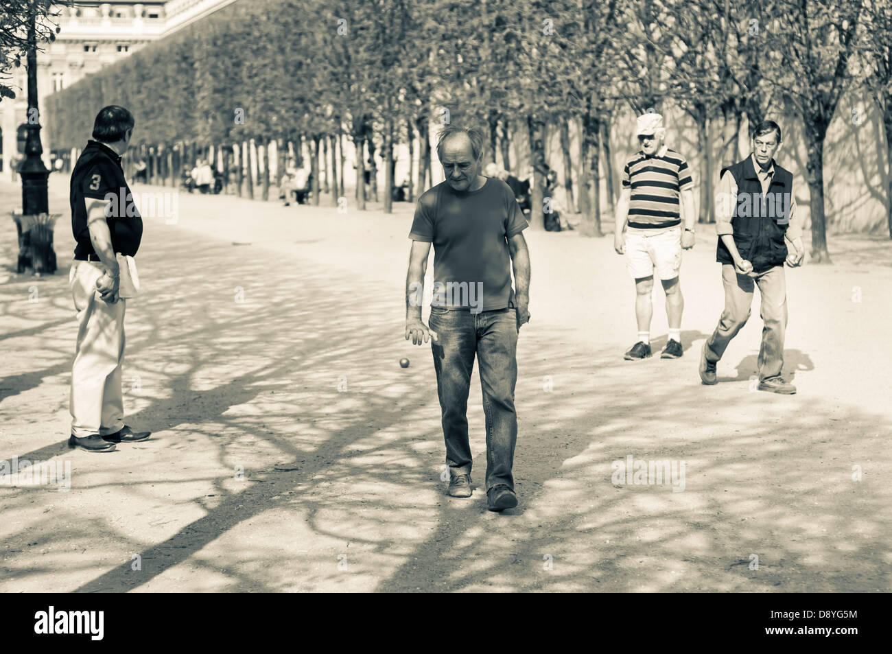 Un groupe d'hommes jouant pétanque dans le Jardin du Palais, Paris, France Banque D'Images