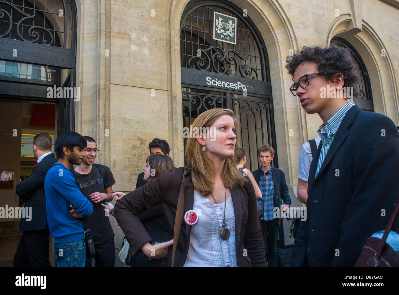 Paris, France. Foule de gens, étudiants, à l'Université Sciences po, adolescents parlant étudiants, femmes Banque D'Images