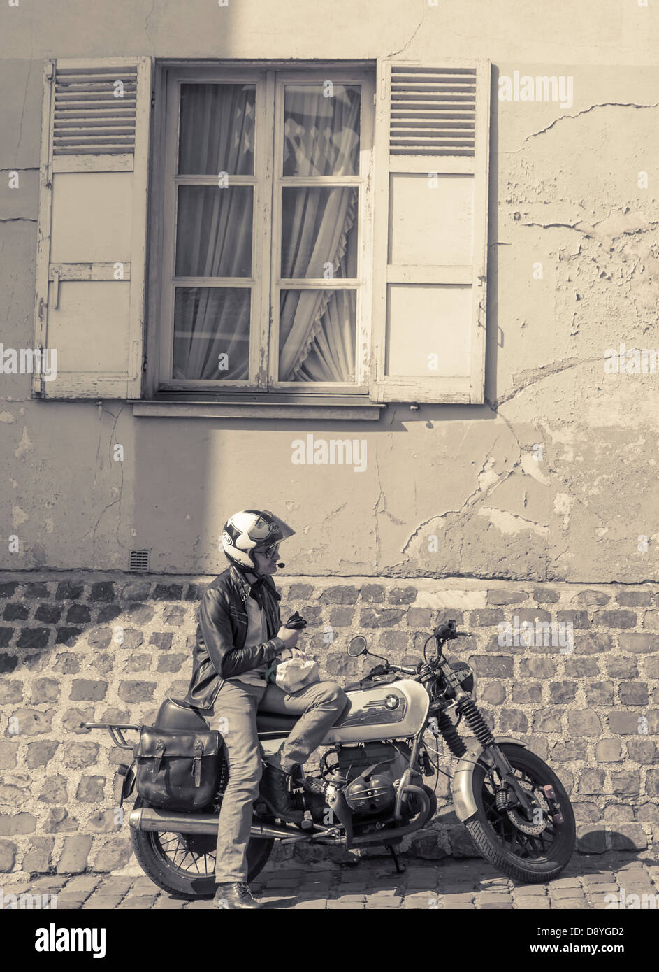 Un motard sur son vélo dans la région de Montmartre, Paris, France Banque D'Images
