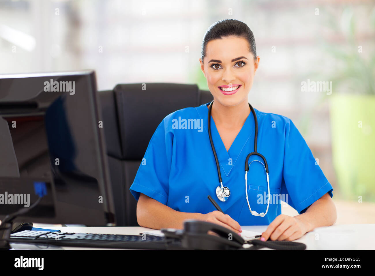 Portrait de femme médecin rapport écrit dans son bureau Banque D'Images