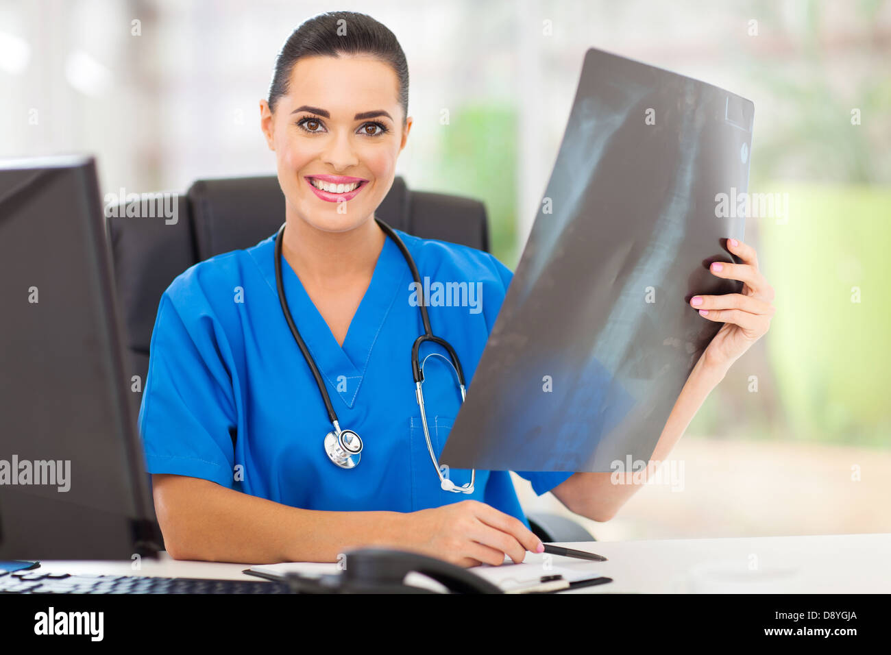 Une femme médecin avec une radiographie à l'hôpital office Banque D'Images