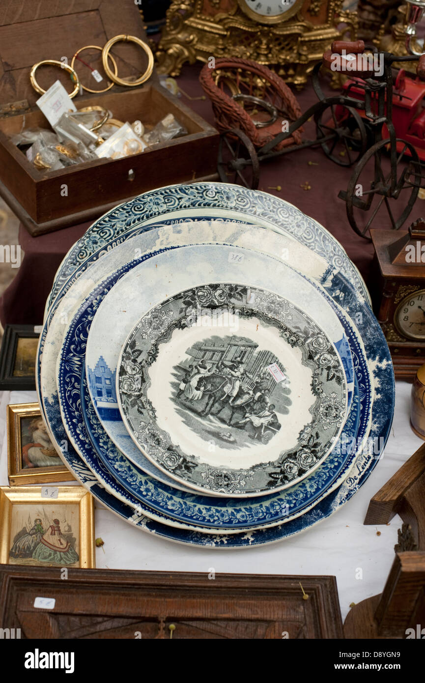 Anciennes Plaques Street Antiques Market Brugge Belgique Europe Banque D'Images