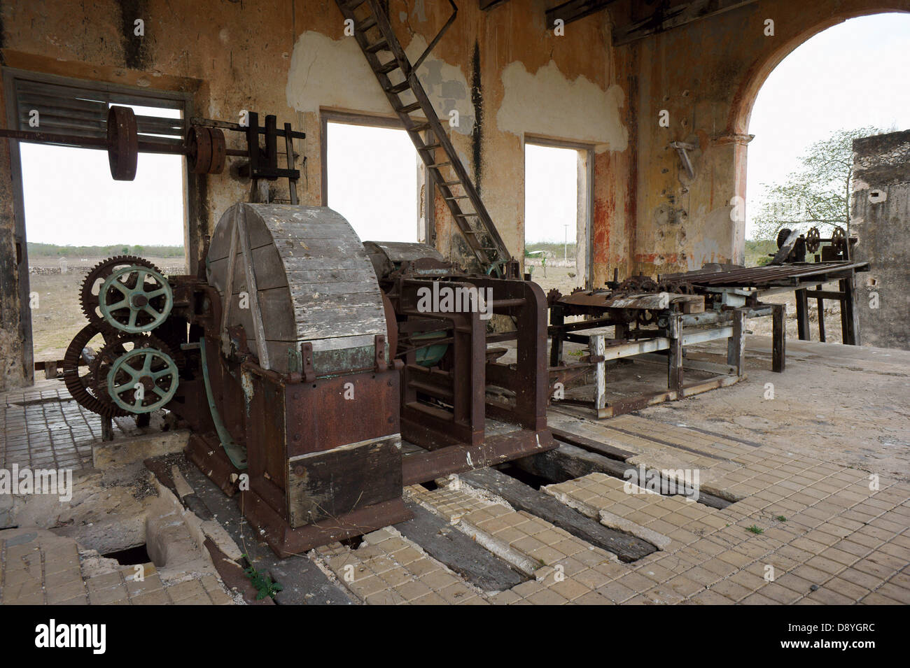 Henequen ou sisal Machinerie de traitement dans la salle de la machine à l'Hacienda Yaxcopoil, Yucatan, Mexique Banque D'Images