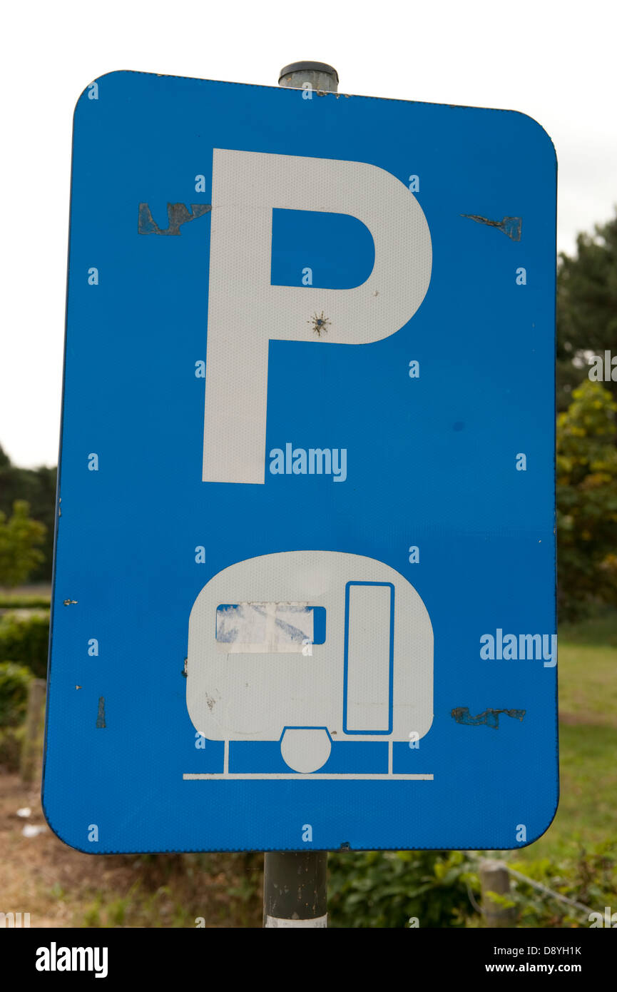 Caravan Parking bleu enseigne permise Belgique Europe Banque D'Images