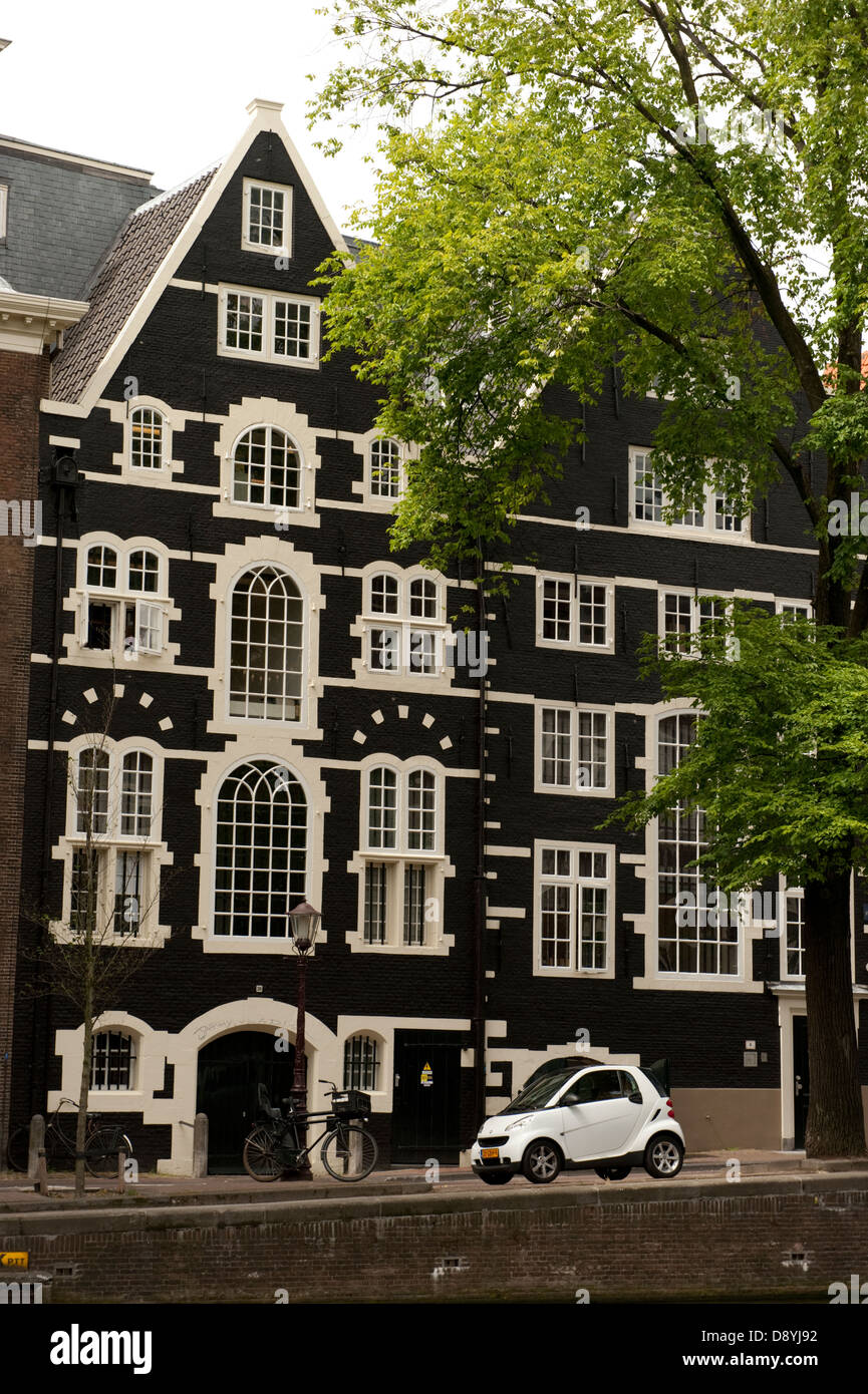 Très haute et étroite vieilles maisons traditionnelles Amsterdam Hollande Pays-bas Europe Banque D'Images