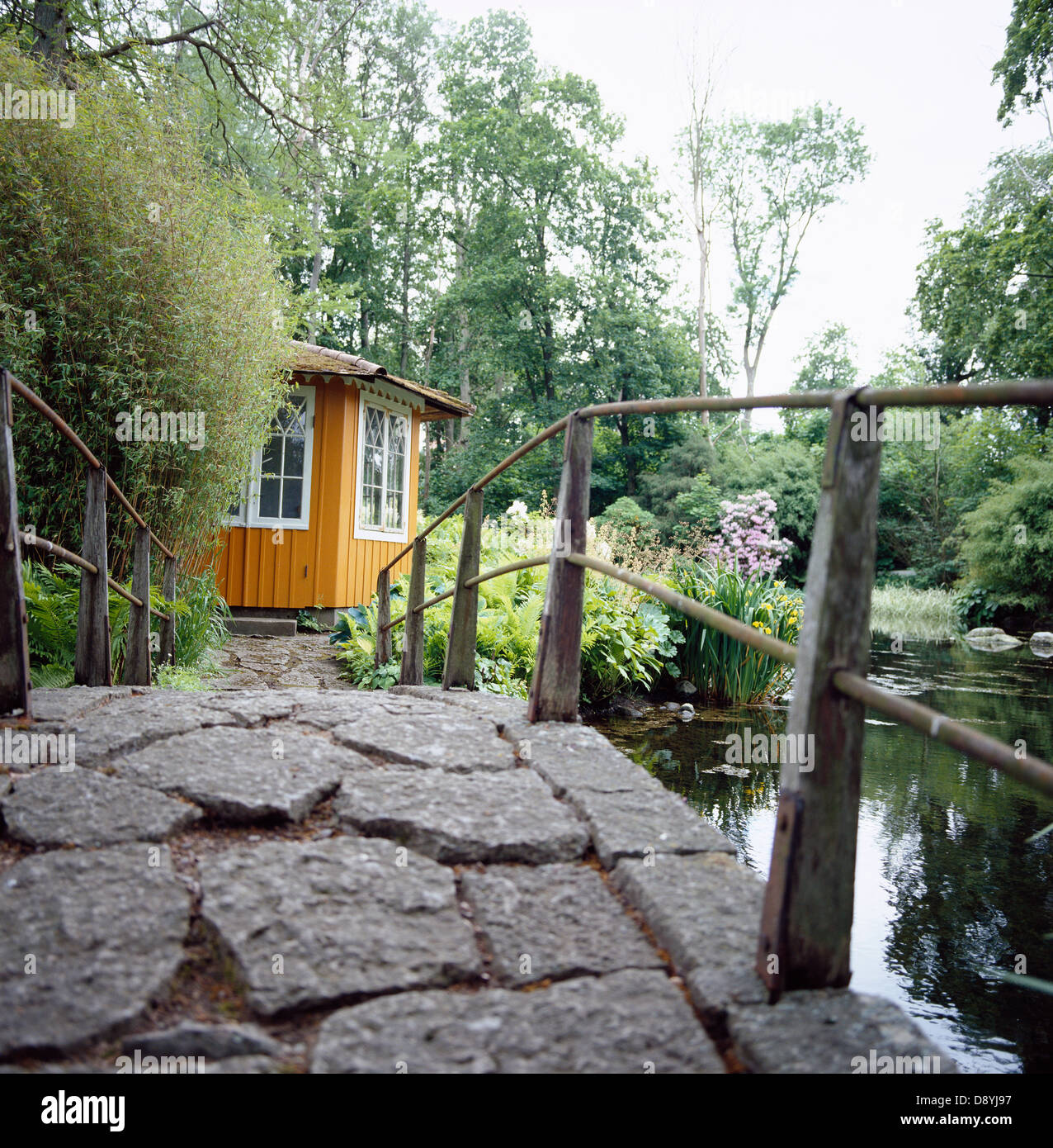 Une passerelle pour un pavillon de jardin, la Suède. Banque D'Images