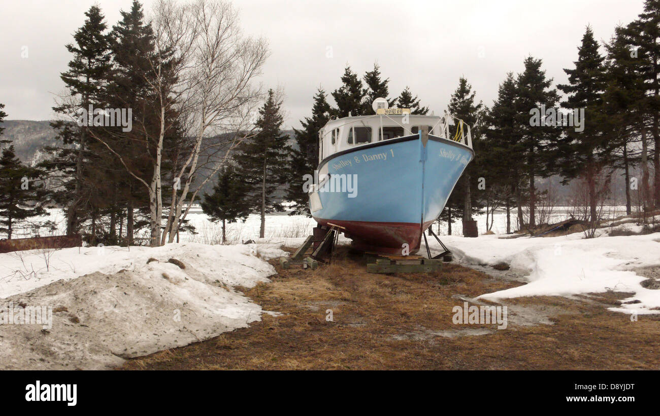 Un bateau de pêche au homard sur terre pendant la saison morte . Banque D'Images