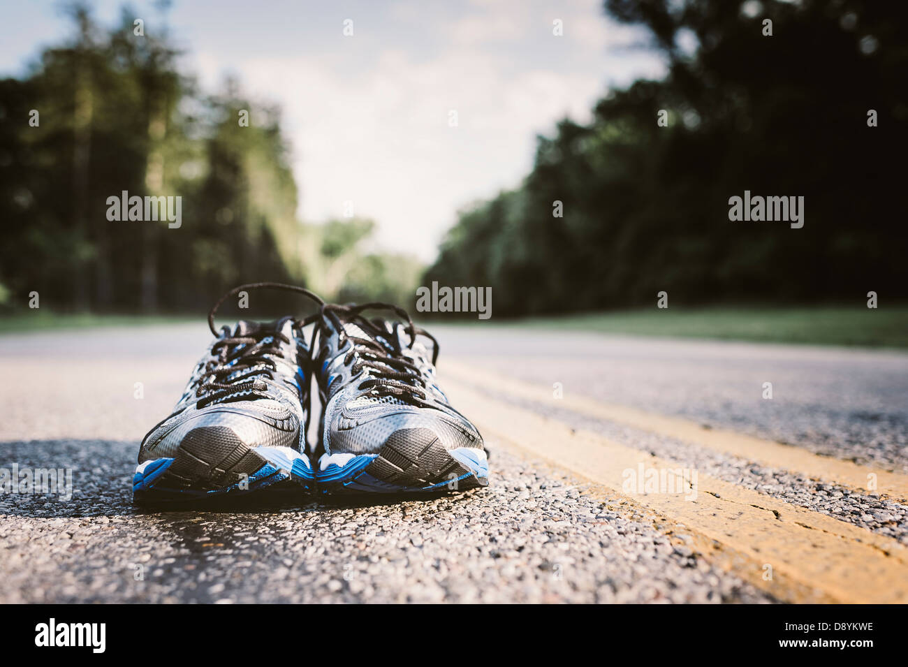 Nouvelle paire d'espadrilles, attendant juste pour être utilisé sur route ouverte Banque D'Images