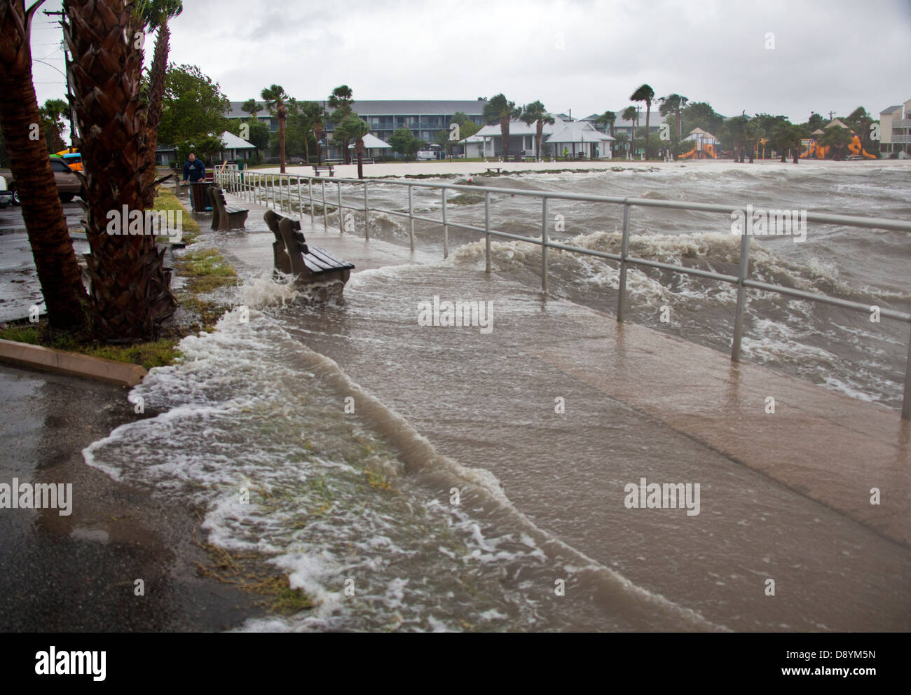 L'eau qui vient de s'écraser sur la digue le long de la marina trottoir au centre-ville de Cedar Key Floride durant la tempête tropicale Andrea Banque D'Images