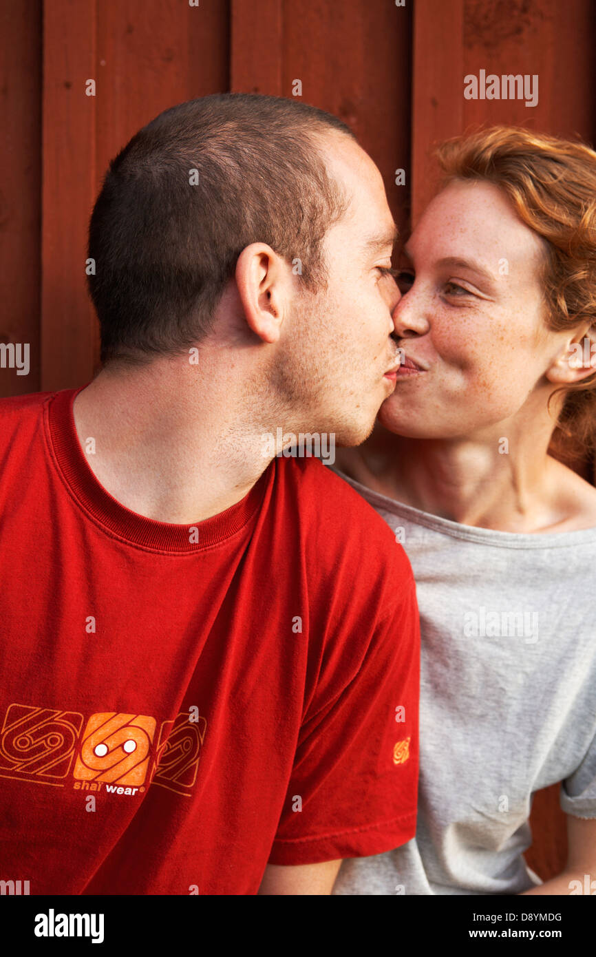 Portrait d'un jeune couple dans le soleil, la Suède. Banque D'Images