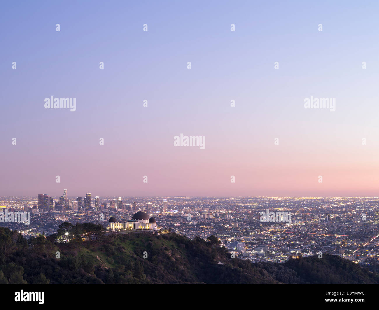 Un aperçu de l'Observatoire Griffith et du centre-ville de Los Angeles au crépuscule de Griffith Park. Banque D'Images