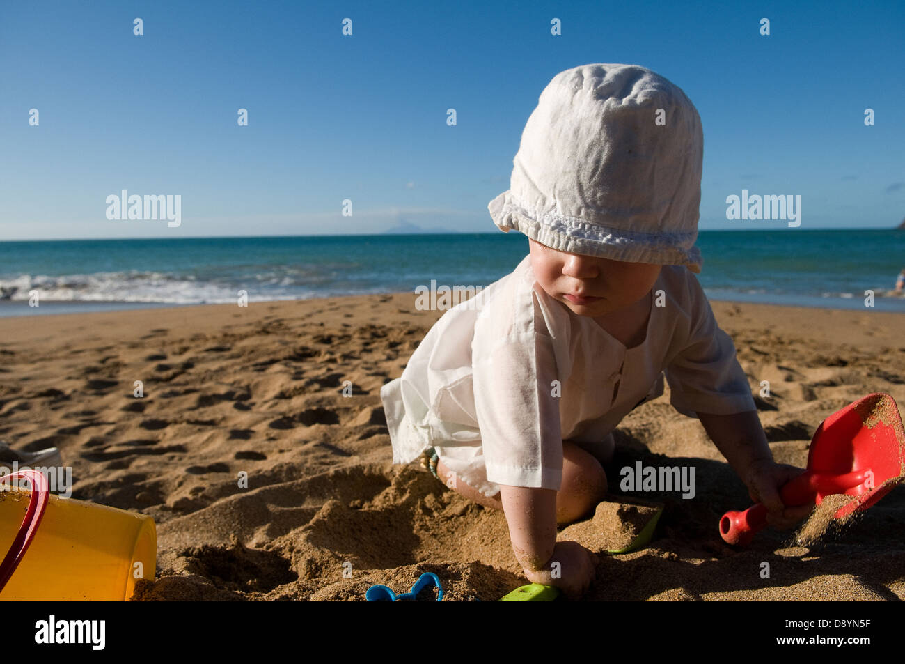 Garçon jouant sur la plage, Guadeloupe. Banque D'Images