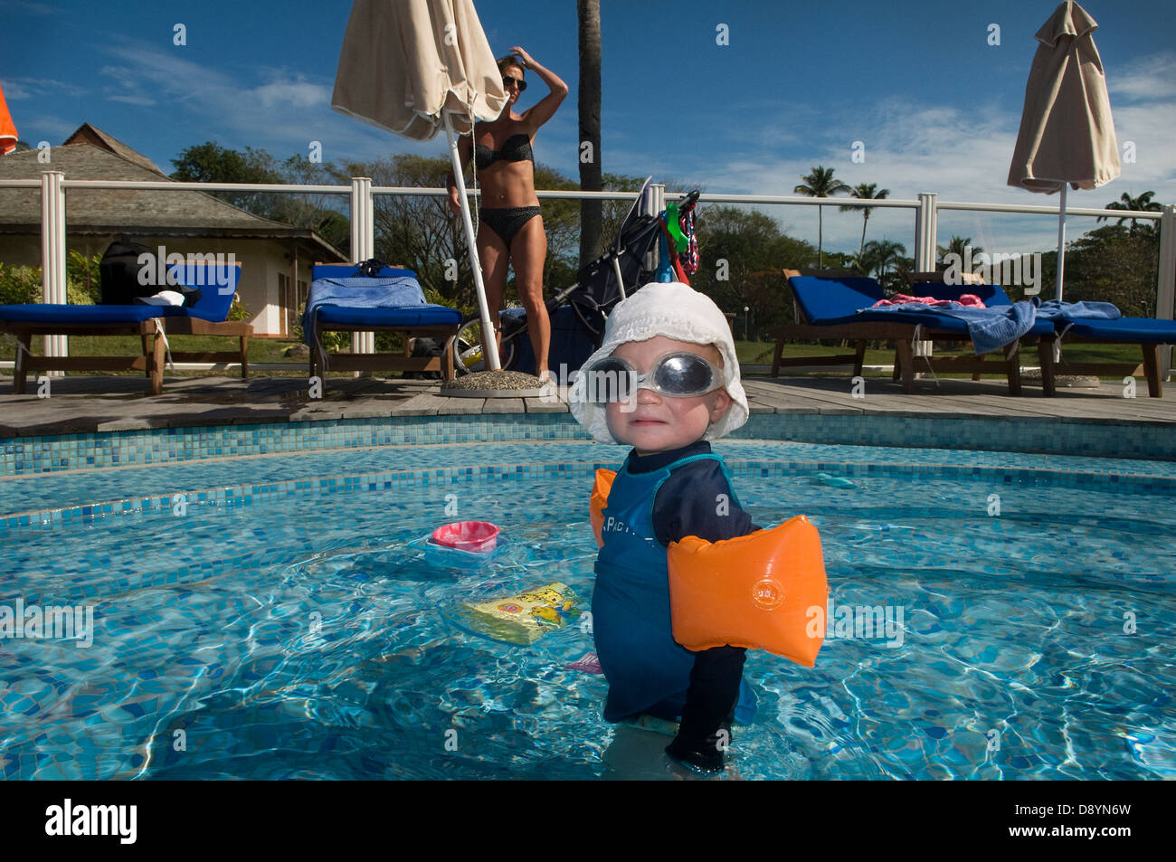 Petit garçon dans une piscine avec un masque de plongée, la Guadeloupe. Banque D'Images