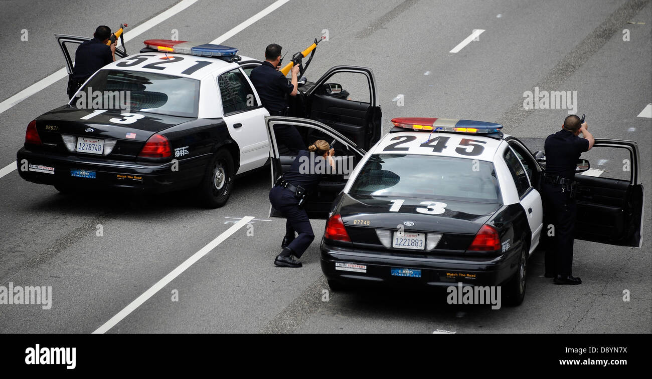 Los Angeles, Californie, USA. 6e juin 2013. Le Département de la police de Los Angeles n'Multi-Assault une démonstration impliquant des capacités d'action contre le terrorisme (MACTAC) et le déploiement de l'équipe de stabilisation Los Angeles en réponse à une arme de destruction massive. Cette officerÃ•s démonstration incluait le déploiement d'un hélicoptère et l'utilisation de munitions à blanc..Photo par Gene Blevins/LA Daily News/ZumaPress (Image Crédit : Crédit : Gene Blevins/ZUMAPRESS.com/Alamy Live News) Banque D'Images