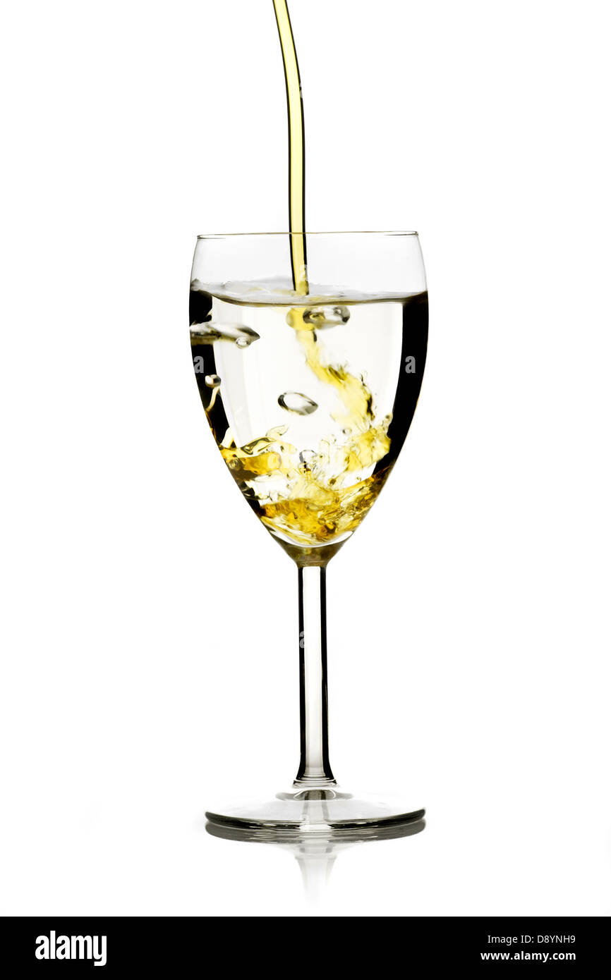 Liquide jaune versée dans un verre, la Suède. Banque D'Images