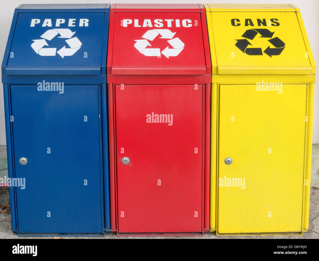 Couleur différente de conteneurs pour le recyclage des ordures Banque D'Images