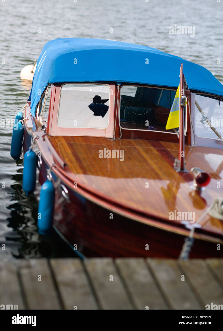 Un bateau en bois avec une vitre cassée. Banque D'Images